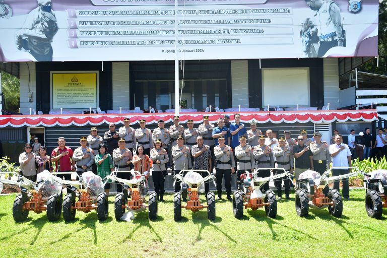 Dukung Ketahanan Pangan: Kementerian Pertanian RI Serahkan 10 Unit Traktor Roda Dua kepada Polda NTT