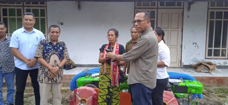 Usman Husin Serahkan Pompa Air untuk Kelompok Tani di TTS, Dorong Swasembada Pangan dan Program MBG