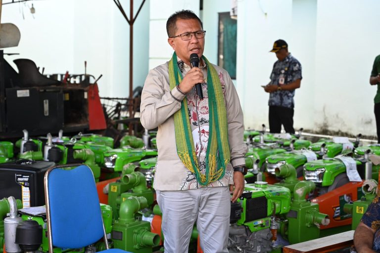 Perjuangan Kadis Pertanian Buahkan Hasil,Puluhan Traktor Dan Mesin Air Dibagikan Bupati Kupang Untuk Kelompok Tani