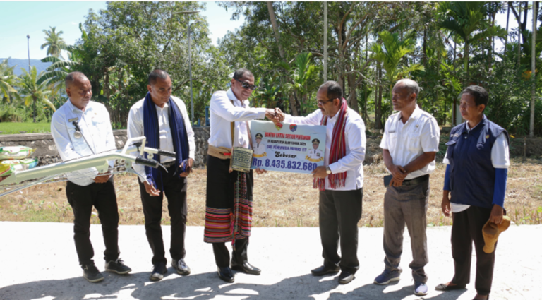 Wagub Jhoni Asadoma Serahkan Bantuan Pertanian dan Tanam Padi Bersama di Desa Pailelang Kabupaten Alor NTT