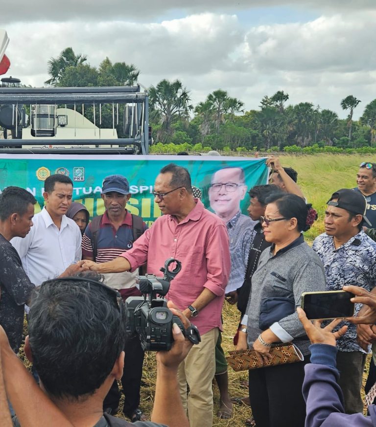 Petani Desa Lalukoen Panen Perdana Gunakan Mesin Bantuan Dana Aspirasi DPR RI
