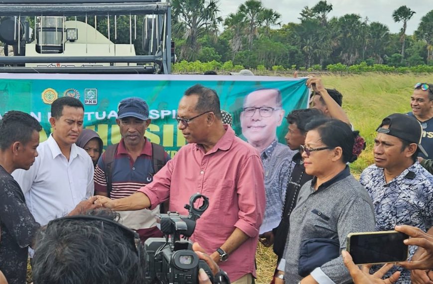 Petani Desa Lalukoen Panen Perdana Gunakan Mesin Bantuan Dana Aspirasi…
