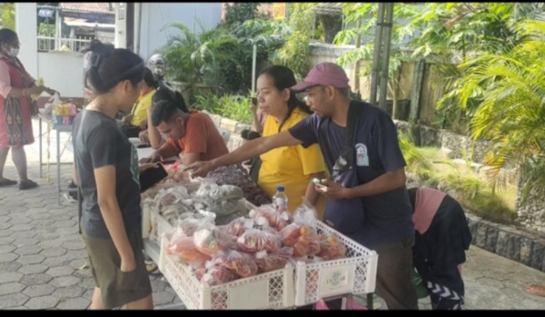 Warga Sikumana Serbu GPM: Bahan Pokok Murah Diserbu Sejak Pagi
