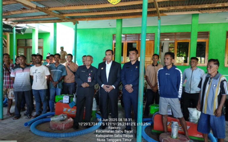 Bupati Sabu Raijua Serahkan Bantuan Alsintan, Penyuluh Pertanian Siap Kawal Pemanfaatan di Lapangan