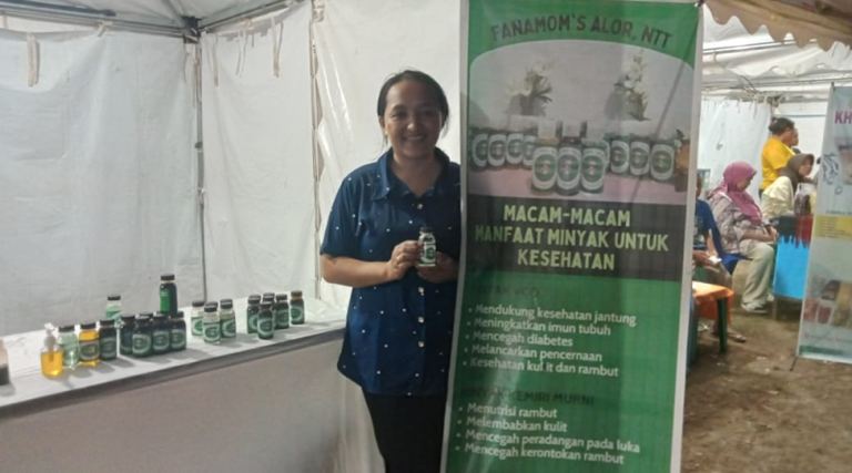 Dari Desa Fanating, Produk VCO dan Minyak Kemiri Maria Tampil di Pesta Pangan Lokal Alor