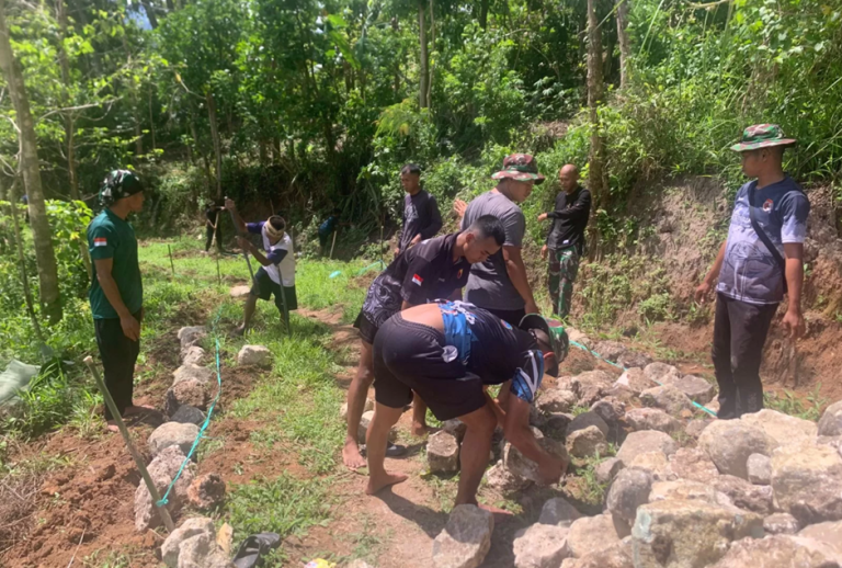 Gotong Royong Satgas TMMD Kodim 1612/Manggarai Pasang Telfor di Desa Rado