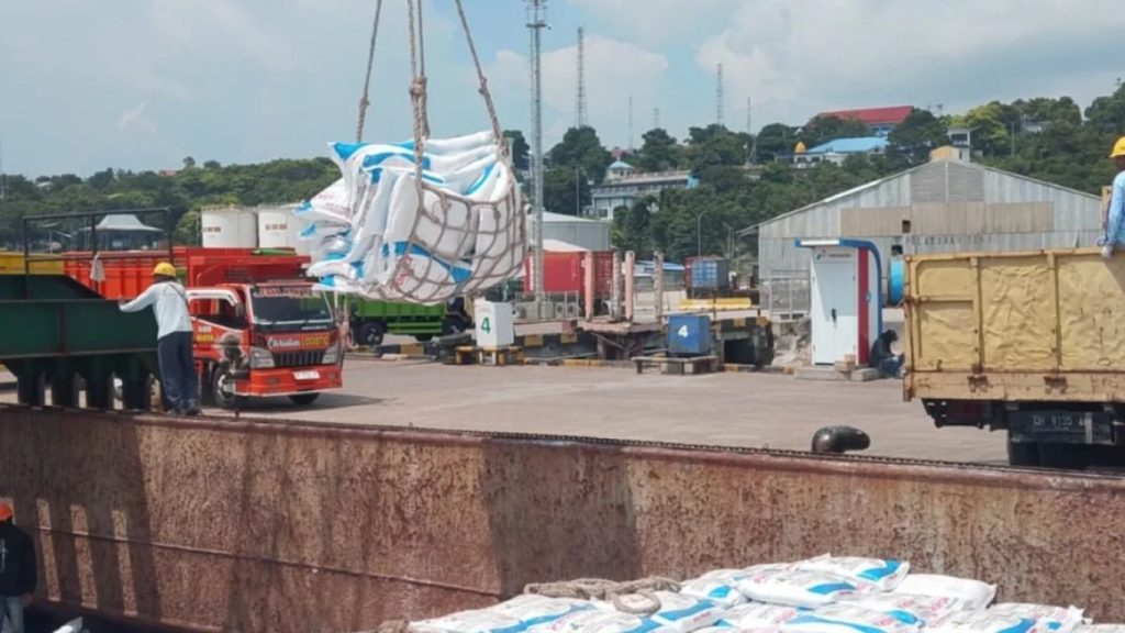 Pelindo Percepat Penyandaran Kapal Pupuk di Tenau Kupang, Distribusi ke Petani NTT Kian Lancar