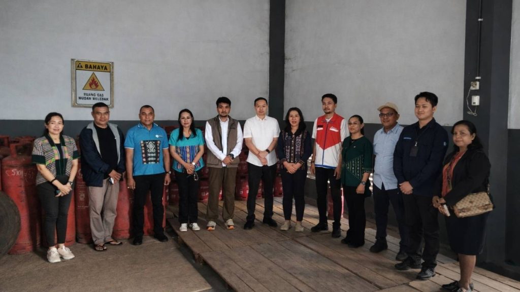 Tim TPID NTT melakukan sidak ketersediaan LPG dan bahan pangan di Gudang Toko Piet Kupang jelang HBKN