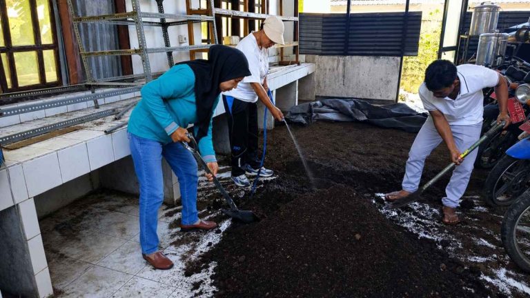 UPTD Proteksi Laksanakan Pembuatan Pupuk Tricho Kompos untuk Dukung Pertanian Ramah Lingkungan