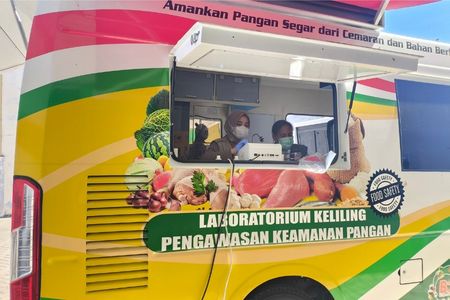 Pengujian Sampel Buah Menggunakan Mobil Laboratorium Keliling