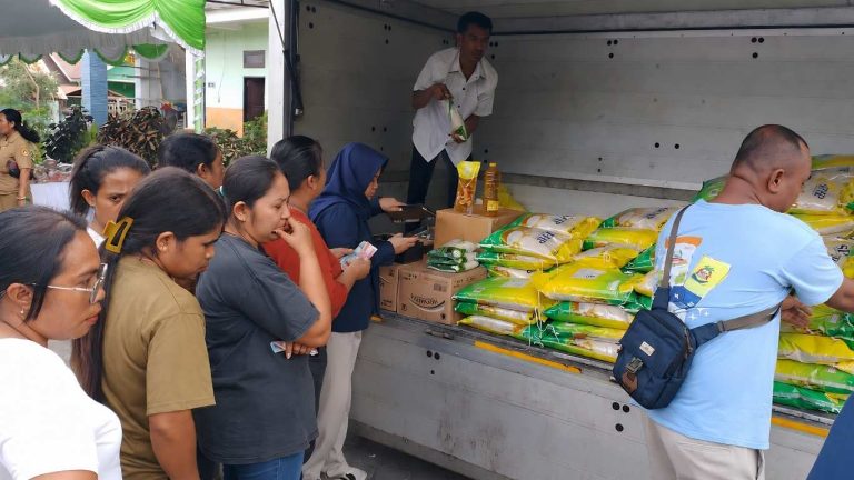 Distan KP NTT Gelar Gerakan Pangan Murah di Oesapa Timur, Warga Antusias Berbelanja Kebutuhan Pokok