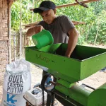 Kebun Dinas Mainang Olah Kopi Kering dengan Mesin Huller