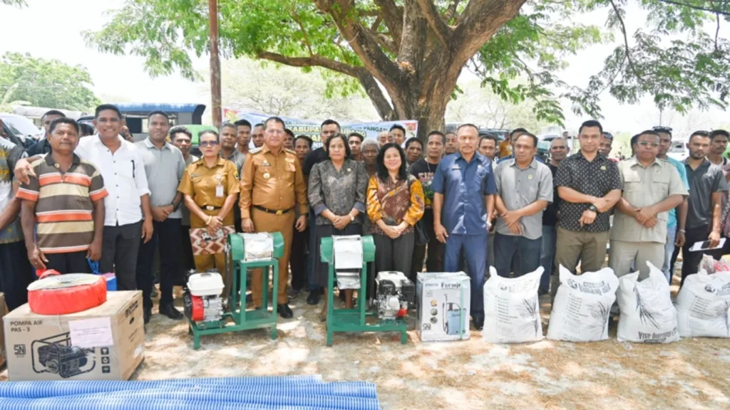 Bupati Yosef Lede Bersama DPRD, Serahkan Bantuan Alsintan dan Benih, Dorong Peningkatan Produktivitas Petani Kabupaten kupang
