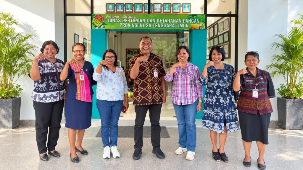 Foto bersama jajaran Dinas Pertanian dan Ketahanan Pangan Provinsi NTT dan Kabupaten Belu dalam kunjungan kerja koordinasi pengembangan hortikultura pada 29 Oktober 2026.
