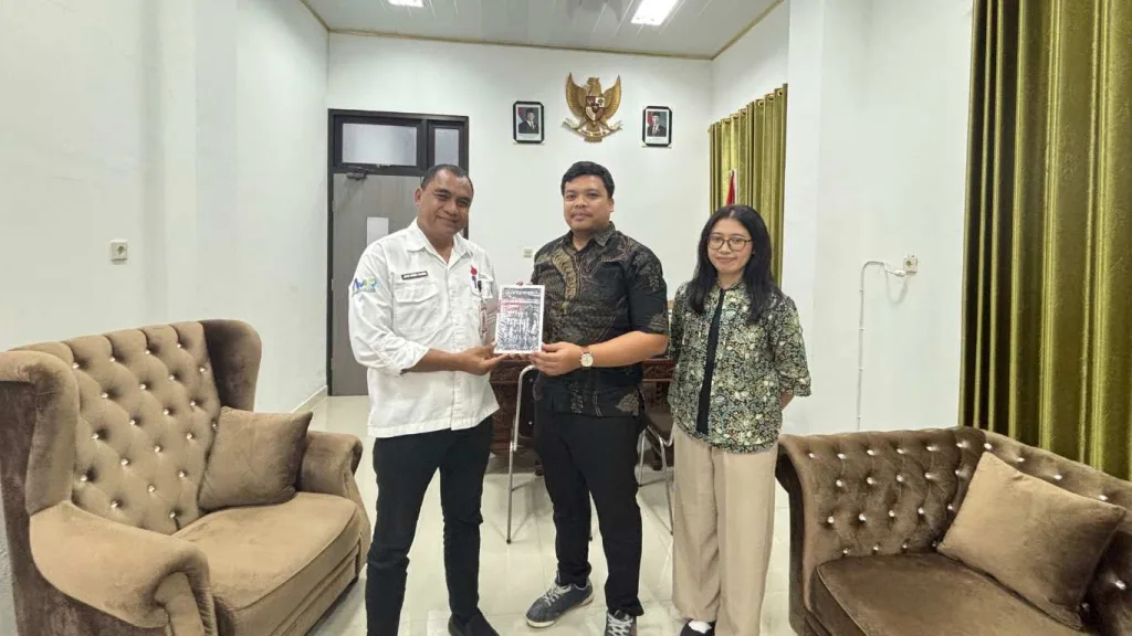 Kepala Dinas Pertanian dan Ketahanan Pangan NTT bersama tim CIPS dan KSPL dalam kunjungan terkait studi perhutanan sosial dan ketahanan pangan.