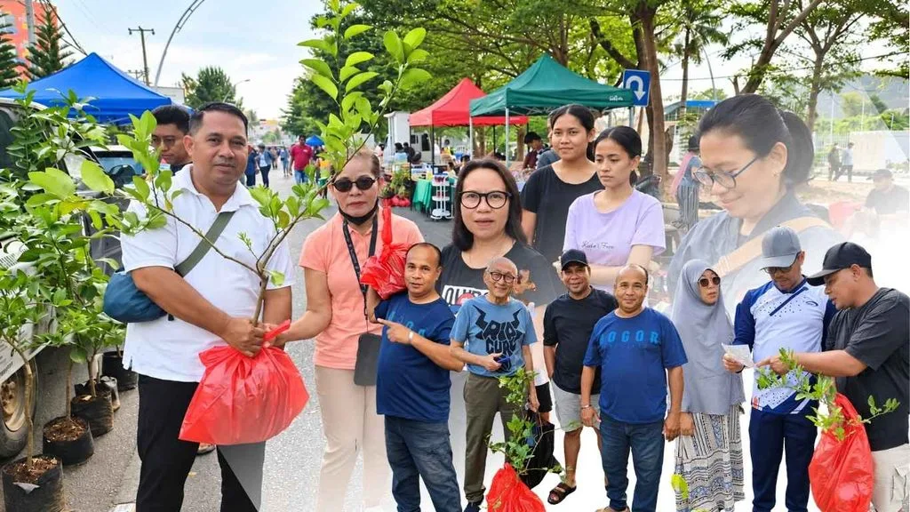 Pengunjung bersama tim DISTMart Dinas Pertanian dan Ketahanan Pangan Provinsi NTT di area penjualan anakan tanaman hortikultura pada CFD Kupang, 10 Oktober 2026.
