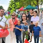 Pengunjung bersama tim DISTMart Dinas Pertanian dan Ketahanan Pangan Provinsi NTT di area penjualan anakan tanaman hortikultura pada CFD Kupang, 10 Oktober 2026.